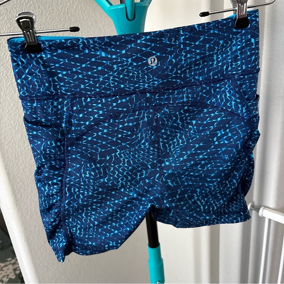 lululemon Blue Patterned biker Shorts - Picture 3 of 10